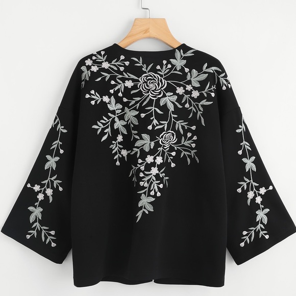 Jackets & Blazers - 🆕🥂Embroidered Kimono style Coat